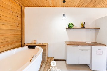 Deep soaking bathtub