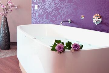 Deep soaking bathtub
