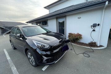 Electric vehicle charging station