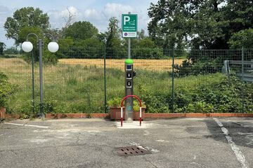 Electric vehicle charging station