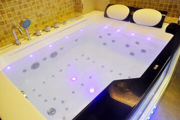 Jetted tub