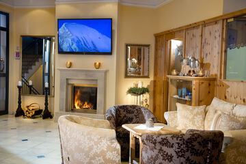 Lobby lounge