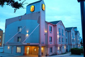 Super 8 by Wyndham Irving / DFW Apt/North