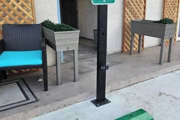 Electric vehicle charging station