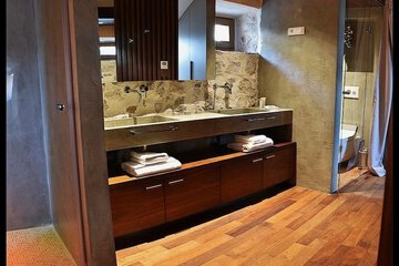 Bathroom sink