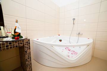 Deep soaking bathtub