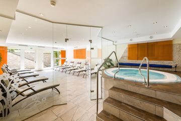 Indoor spa tub