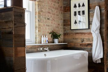 Deep soaking bathtub