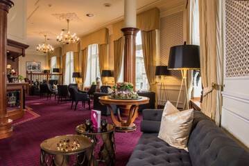 Lobby lounge