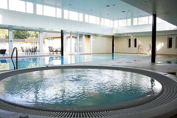 Indoor spa tub