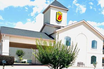 Super 8 by Wyndham Montgomery / Lake Conroe