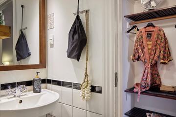 Bathroom amenities