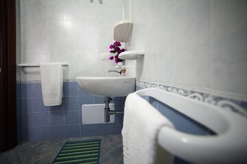 Bathroom sink