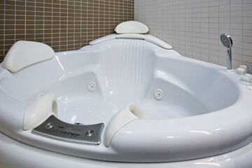 Jetted tub