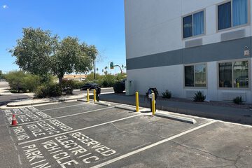 Electric vehicle charging station