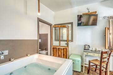 Private spa tub