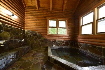 Indoor spa tub