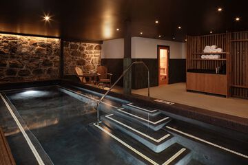 Indoor spa tub