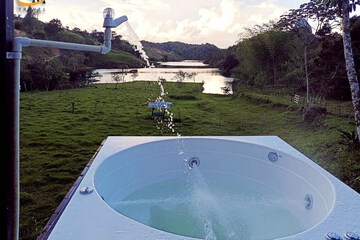 Outdoor spa tub