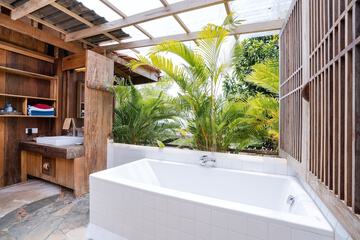 Deep soaking bathtub