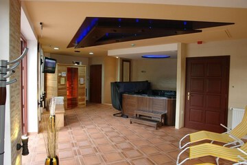 Indoor spa tub