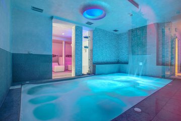 Indoor spa tub