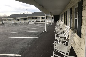 Longhouse Lodge Motel