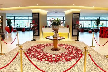 Lobby lounge