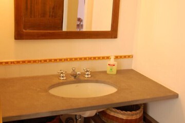 Bathroom sink