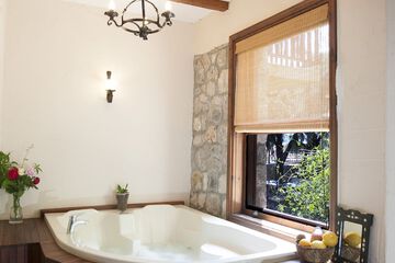 Jetted tub