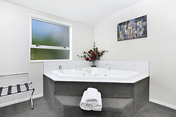 Jetted tub