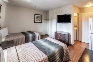 HomeTowne Studios by Red Roof Orlando South