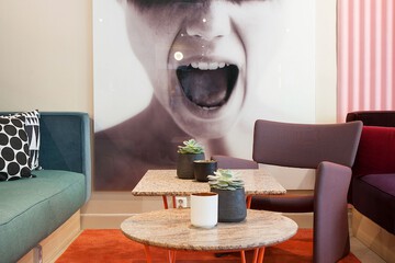 Lobby lounge