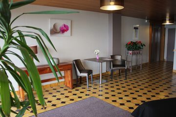 Lobby lounge