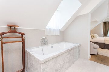 Deep soaking bathtub