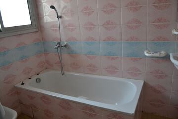 Deep soaking bathtub