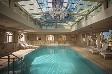 Indoor spa tub