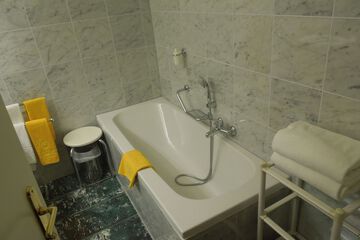 Deep soaking bathtub