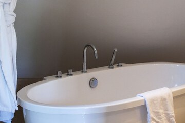 Deep soaking bathtub