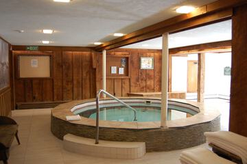 Indoor spa tub