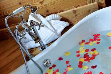 Deep soaking bathtub