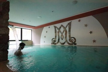 Indoor/outdoor pool
