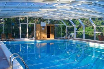 Indoor/outdoor pool