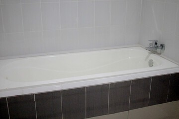 Deep soaking bathtub