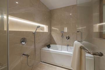 Deep soaking bathtub