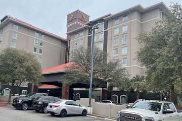 La Quinta Inn & Suites by Wyndham San Antonio Airport
