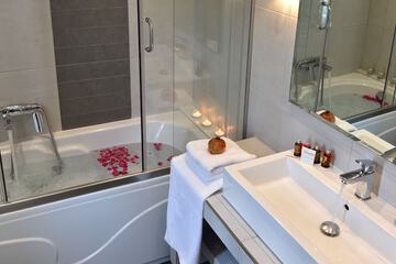 Private spa tub