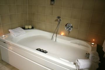 Jetted tub