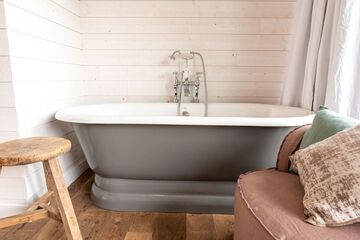Deep soaking bathtub