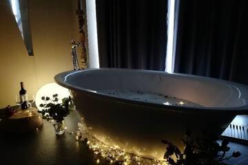 Private spa tub